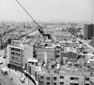 Albañiles laborando en andamos de una construcción