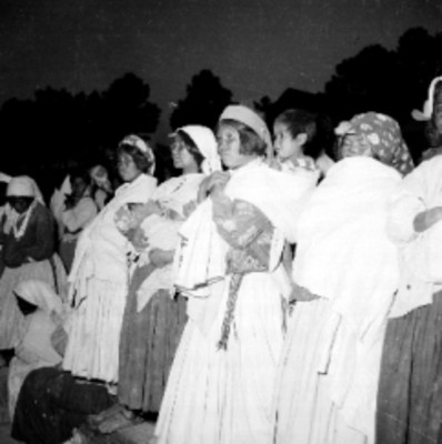 Mujeres Tarahumaras con sus hijos, en la sierra de Chihuahua