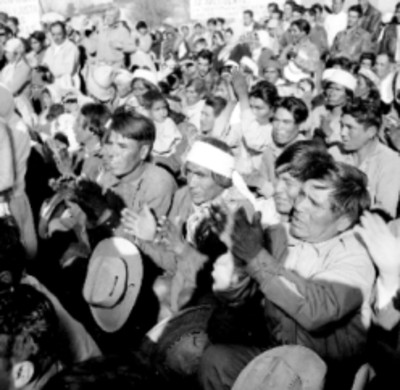 Tarahumaras aplaudiendo en una calle, durante la gira de Adolfo López Mateos por Chihuahua