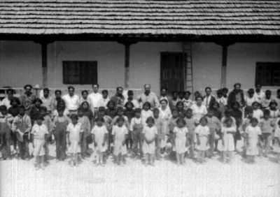 Alumnos mestizos y maestros en el patio de una escuela en Chihuahua, retrato de grupo