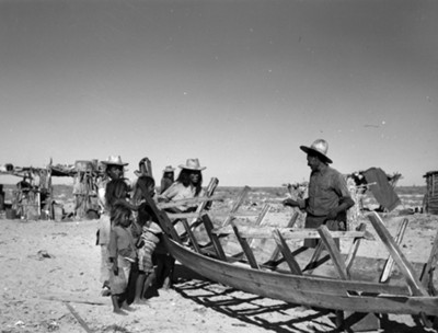 Tarahumara bebiendo de un jícara en un poblado de Chihuahua