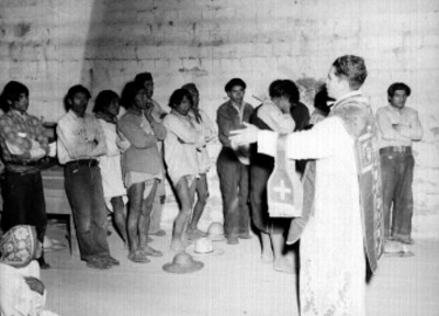 Jesuita oficiando ante Tarahumaras en una capilla en Chihuahua