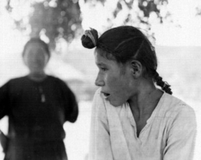 Mujer yaqui junto a un árbol
