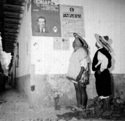 Indígenas tzotziles observando propaganda electoral de Adolfo López Mateos, en un poblado de los Altos de Chiapas