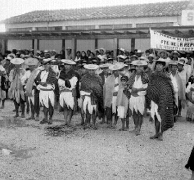 Chamula tzotzil con vestimenta indígena en los Altos de Chiapas, retrato