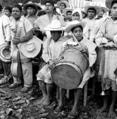 Chamulas tzotziles con tambor y aguitarra, acompañados de otros en un poblado de los Altos de chiapas