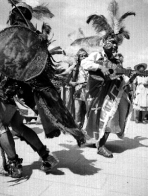 Indígenas concheros danzando durante durante una festividad religiosa