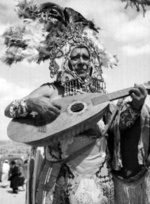 Conchero tocando guitarra en una fiesta religiosa