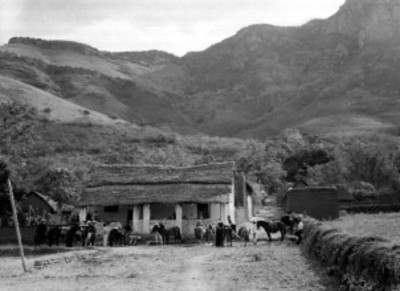 Exploradores con caballos descansando en una rancheria del municipio de Nayar