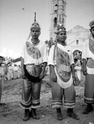 Voladores papantecos frente a la iglesia de un poblado, retrato de grupo