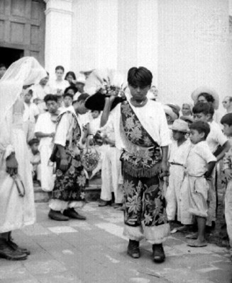 Niños papantecos danzando frente a una iglesia