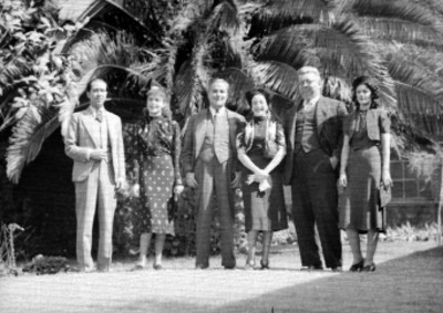 Esther Fernández acompañada de otros actores en un jardín