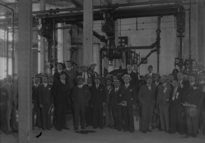 Empresarios en el interior de una fábrica de cerveza, retrato de grupo