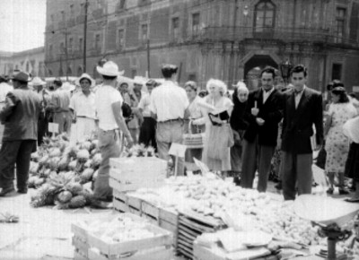 Gente comprando fruta en los puestos de la plaza de Santo Domingo