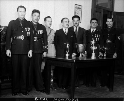 Francisco Martínez Montoya con militares y miembros de la policía, durante una ceremonia