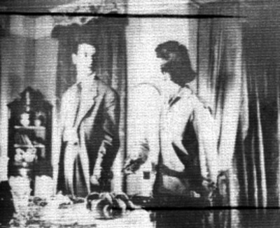 Pareja de actores conversando en una habitación, escenas de pelicula
