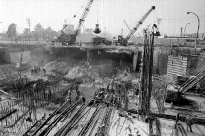 Albañiles durante la construcción de un paso subterraneo del metro