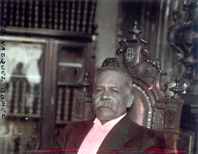 Francisco Vázquez Gómez en una oficina, retrato
