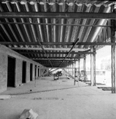 Albañiles en la construccion de una bodega de C.E.I.M.S.A.