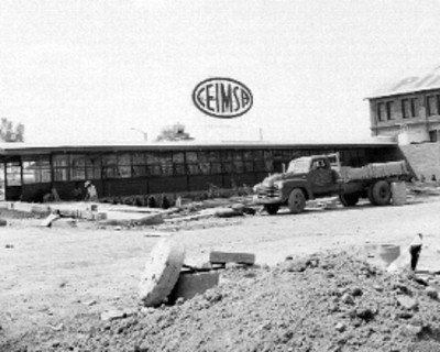 Albañiles en la construcción de las nuevas bodegas de C.E.I.M.S.A.
