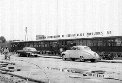 Albañiles en la construcción de la Compañía Distribuidora de Subsistencias Populares, S. A