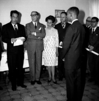 Jorge L. Medellín leyendo un documento ante el embajador de Haiti y miembros de la O.E.A, durante una ceremonia de condecoración