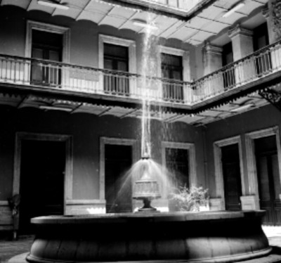 Fuente en el interior del nuevo edificio de la CONASUPO