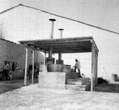 Cocinero preparando comida en un barrio pobre