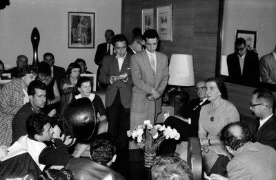 Golda Meyr, premier judía conversando con periodistas durante una conferencia con motivo de su visita a México