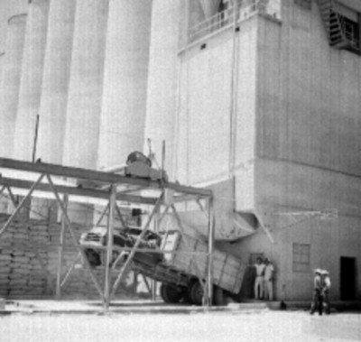 Trabajadores obsrvando la descarga de un camión de trigo en los silos de la CONASUPO