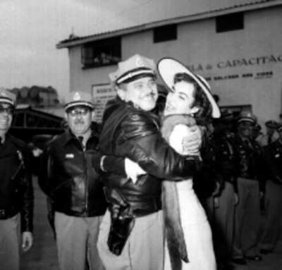 Policia Federal de Caminos abrazando a Elsa Aguirre, durante un evento con motivo de fin de cursos, de esa academia