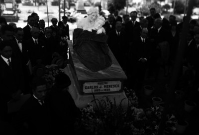 Músicos y otras personas montando guardia en la tumba de Carlos J. Meneses