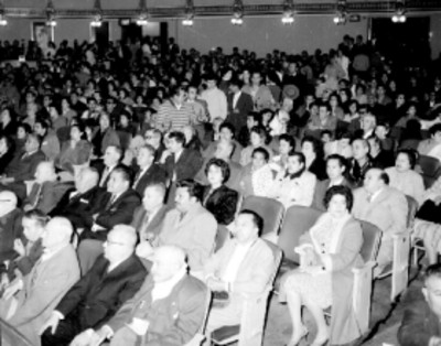 Ferrocarrileros aplaudiendo a Guillermo Candiani durante una ceremonia en el teatro Iris