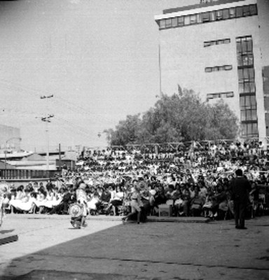Directivos presidiendo clausura de cursos de una escuela primaria