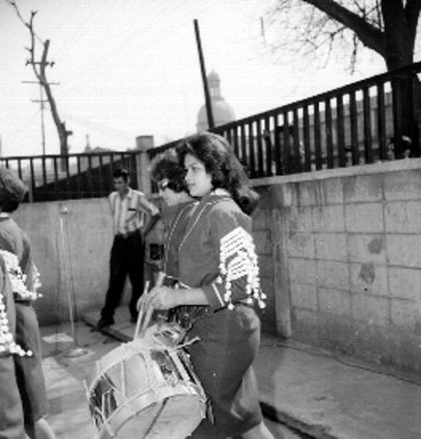 Banda de guerra femenina durante la clausura de cursos de una escuela primaria, retrato de grupo