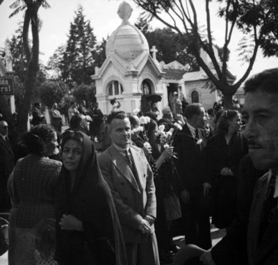 Gente en el panteón francés durante el funeral de Carmen Romero Rubio