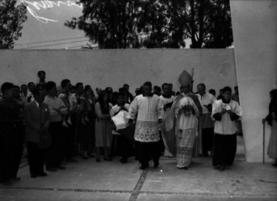 Miguel Darío Miranda y Gómez, monaguillos y gente, al parecer en el atrio de una iglesia, durante una ceremonia religiosa