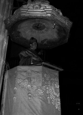 Miguel Darío Miranda y Gómez oficiando una misa, desde un pulpito de la catedral