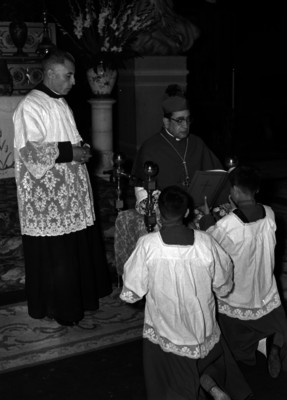 Miguel Darío Miranda y Gómez leyendo la biblia, mientras preside una misa en la catedral
