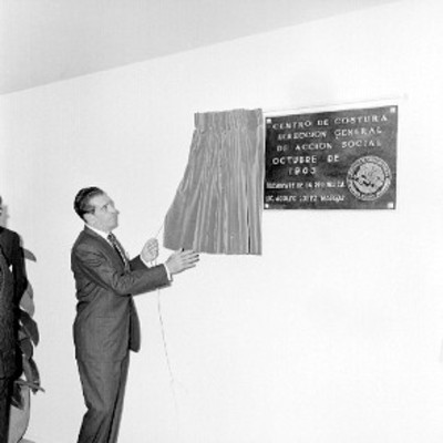 Adolfo López Mateos devela placa durante la inauguración del centro de Costura