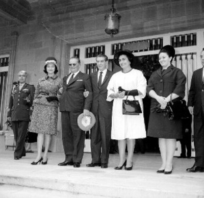 Adolfo López Mateos, Josip Broz Tito y esposas en la residencia de los PInos, retrato de grupo
