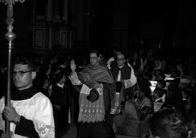Miguel Darío Miranda y Gómez, arzobispo de México, con sacerdotes caminando hacia el altar, durante una misa