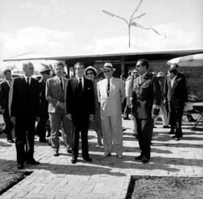 Adolfo López Mateos y esposa con Josip Broz Tito y comitiva salen de une vento