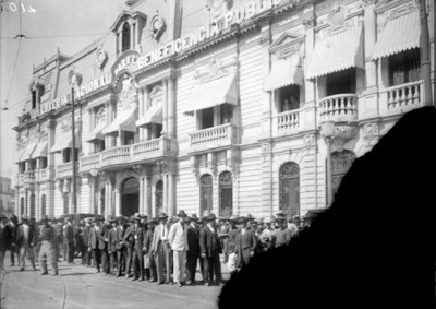 Hombres fuera del edificio de la Lotería Nacional