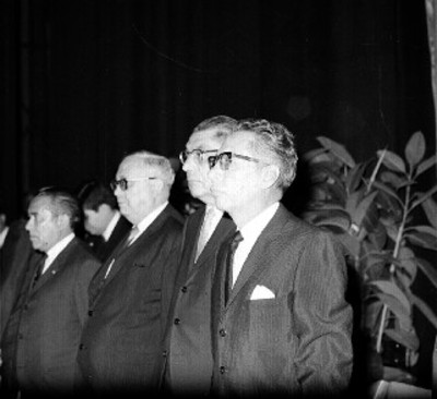 Gustavo Díaz Ordaz al saludar a un maestro en Bellas Artes