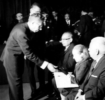 Gustavo Díaz Ordaz entrega reconocimiento a maestra en Bellas Artes