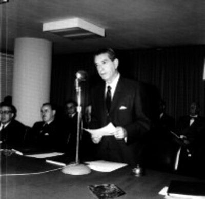 Adolfo López Mateos dá discurso durante una ceremonia