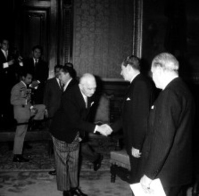 Adolfo López Mateos platica con diplomático en Palacio Nacional