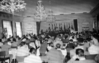 Asistentes a congreso escuchan al orador