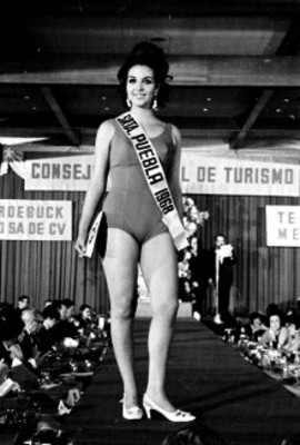 Representante de Puebla modela traje de baño durante un concurso de Miss México 1968